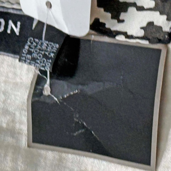 100% PURE SILK SCARF, by HALSTON RED, in BLACK/WHITE, 62 x 13 INCHES, A RARE FIN - Picture 4 of 5